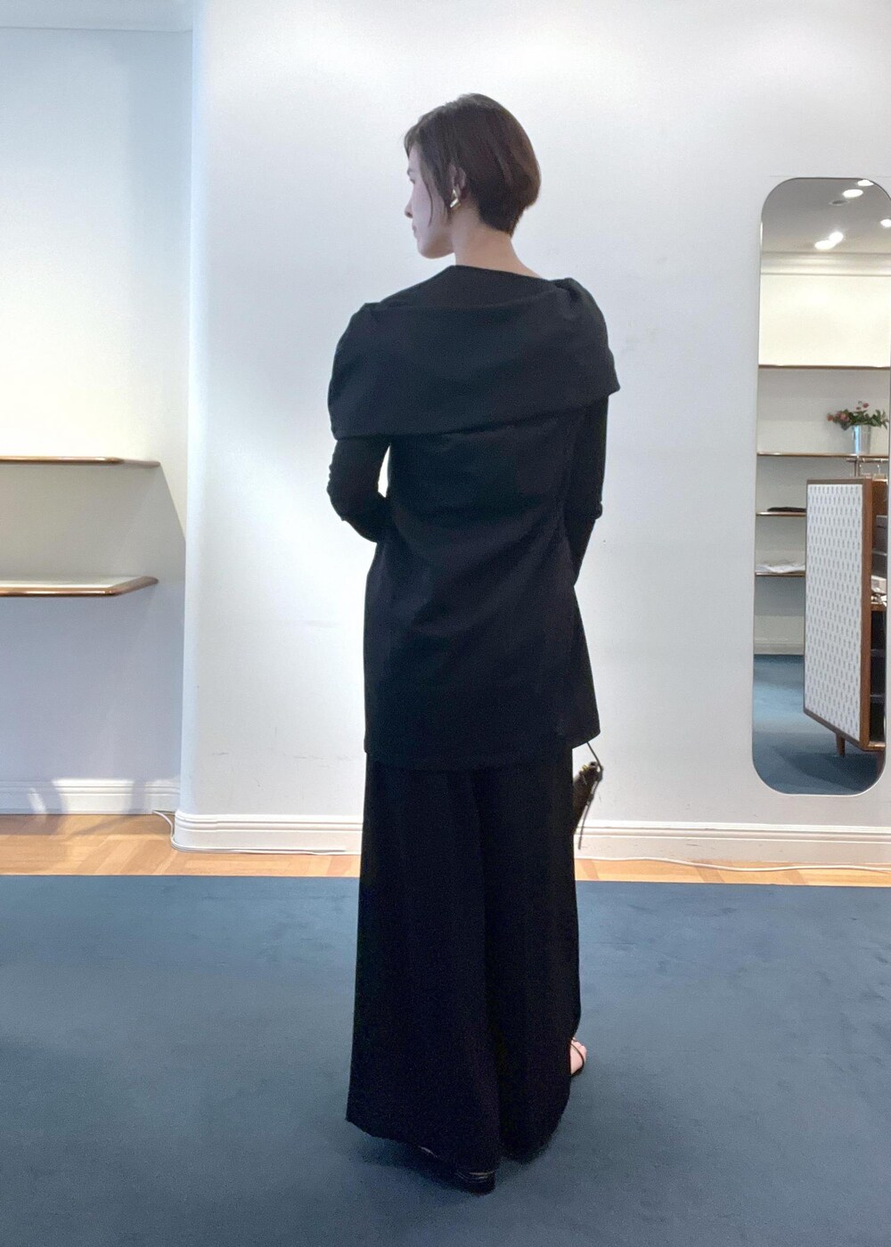 ブラック系のその他パンツ、ブラック系のTシャツ/カットソー、グレー系のハンドバッグを着用したレディースの秋コーディネートの3枚目の写真
