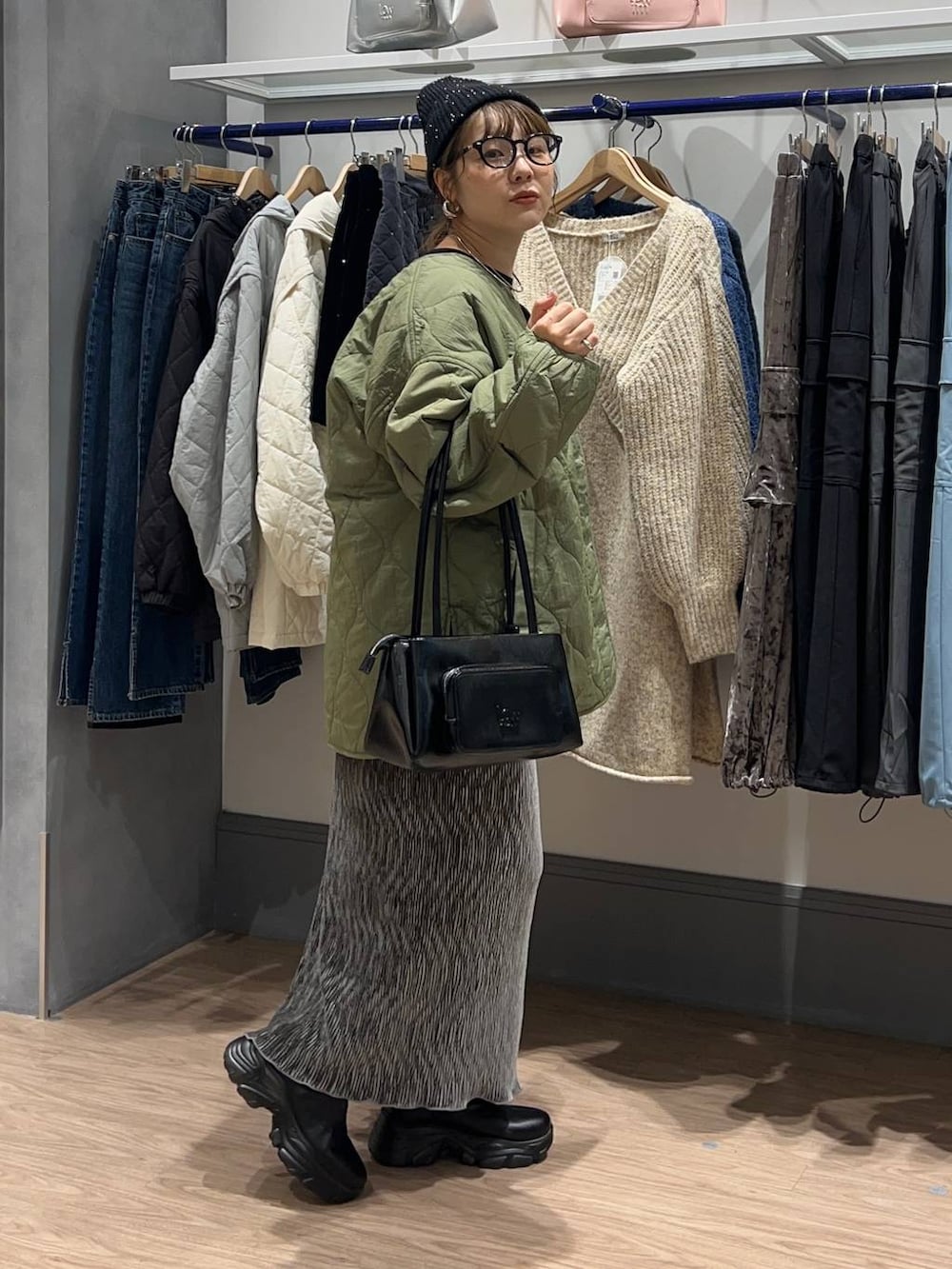 「大人女子カジュアル_LOWRYS FARM、シンプルネイル、シンプルコーデ、大人カジュアル、体型カバー、着痩せ・細見え、カジュアル、ママコーデ」|「LOWRYS FARMのキルティングブルゾン 116441(ブルゾン、グリーン系)」を使った、m.pocさん(レディース・160cm)の秋コーディネートの2枚目の写真