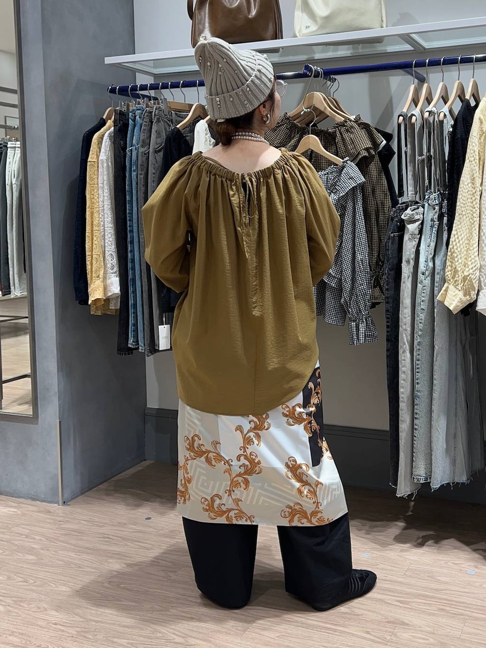 「カジュアル、シンプルコーデ、体型カバー、着痩せ・細見え、ママコーデ、大人女子カジュアル_LOWRYS FARM、シンプルネイル、大人カジュアル」｜「LOWRYS FARMのパールタレンネックレス　249411（ネックレス、ベージュ系）」を使った、m.pocさん（レディース・160cm）の冬コーディネートの3枚目の写真