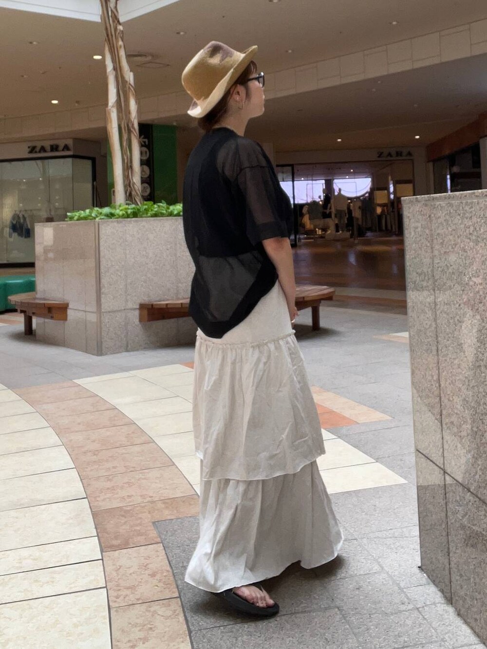 「大人カジュアル、体型カバー、着痩せ・細見え、カジュアル、ママコーデ、大人女子カジュアル_LOWRYS FARM、シンプルネイル、シンプルコーデ」｜「LOWRYS FARMのシアーニットＰＯＳＳ 128812（Tシャツ/カットソー、ブラック系）」を使った、m.pocさん（レディース・160cm）の夏コーディネートの4枚目の写真