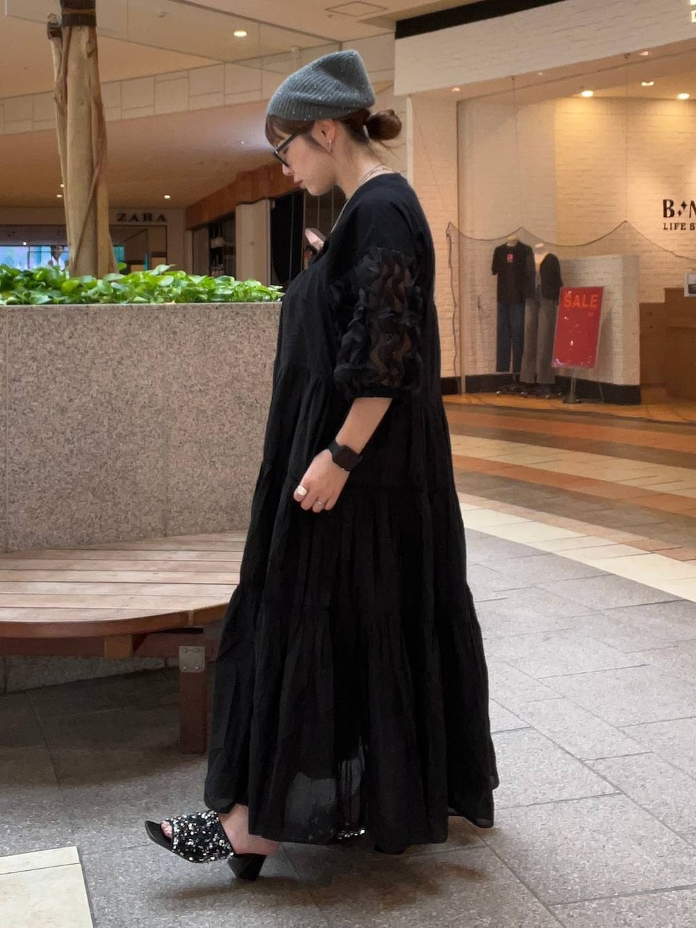 シルバー系のサンダル、ブラック系のワンピース、ブラック系のTシャツ/カットソーを着用したレディースの夏コーディネートの4枚目の写真