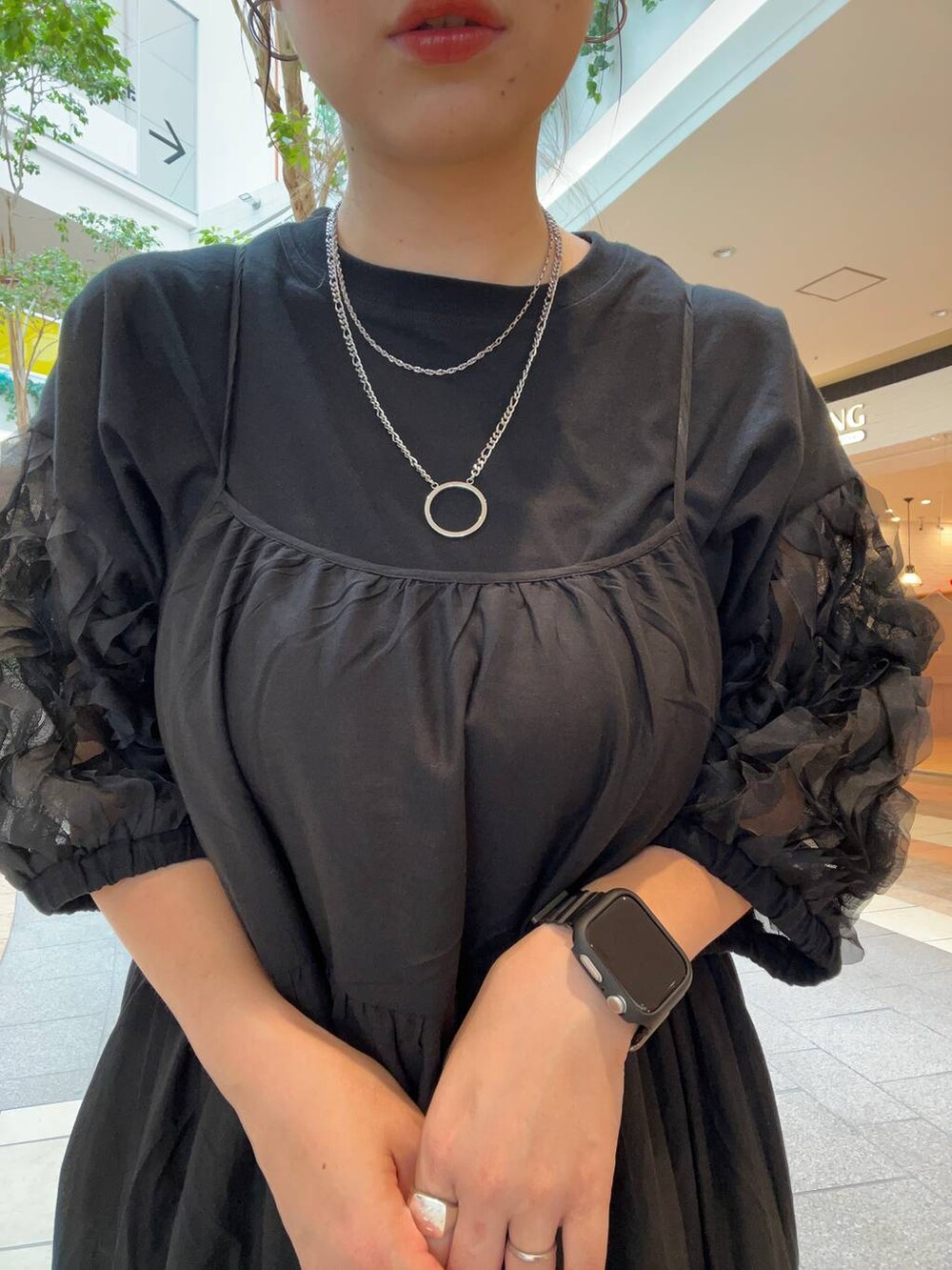 シルバー系のサンダル、ブラック系のワンピース、ブラック系のTシャツ/カットソーを着用したレディースの夏コーディネートの5枚目の写真