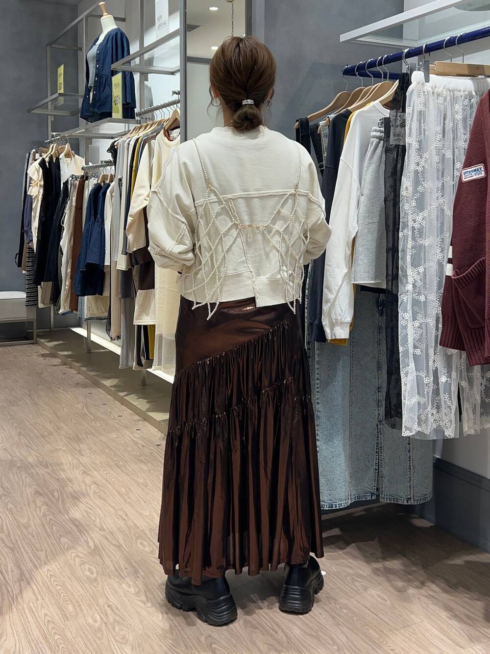 「体型カバー、着痩せ・細見え、カジュアル、ママコーデ、大人女子カジュアル_LOWRYS FARM、シンプルネイル、シンプルコーデ、大人カジュアル」|「LOWRYS FARMのビーズロングビスチェ 121479(ベスト、ホワイト系)」を使った、m.pocさん(レディース・160cm)の秋コーディネートの4枚目の写真