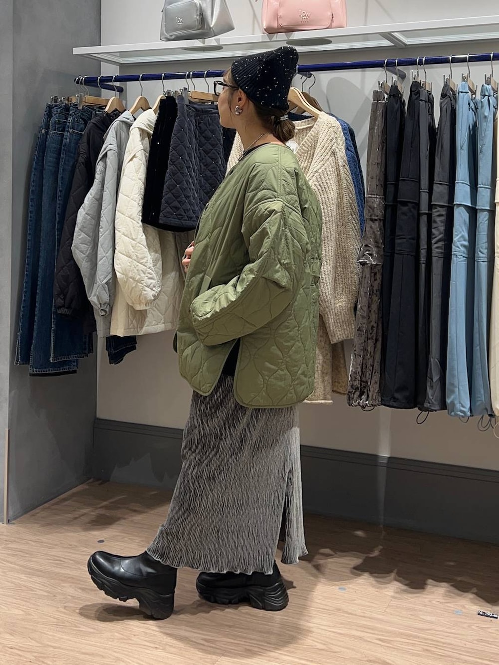 「大人女子カジュアル_LOWRYS FARM、シンプルネイル、シンプルコーデ、大人カジュアル、体型カバー、着痩せ・細見え、カジュアル、ママコーデ」|「LOWRYS FARMのキルティングブルゾン 116441(ブルゾン、グリーン系)」を使った、m.pocさん(レディース・160cm)の秋コーディネートの4枚目の写真