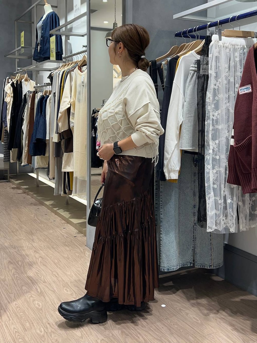 「体型カバー、着痩せ・細見え、カジュアル、ママコーデ、大人女子カジュアル_LOWRYS FARM、シンプルネイル、シンプルコーデ、大人カジュアル」|「LOWRYS FARMのビーズロングビスチェ 121479(ベスト、ホワイト系)」を使った、m.pocさん(レディース・160cm)の秋コーディネートの5枚目の写真