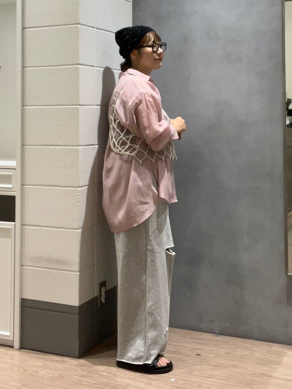 「体型カバー、着痩せ・細見え、カジュアル、ママコーデ、大人女子カジュアル_LOWRYS FARM、シンプルネイル、シンプルコーデ、大人カジュアル」｜「LOWRYS FARMのビーズロングビスチェ　121479（ベスト、ホワイト系）」を使った、m.pocさん（レディース・160cm）の夏コーディネートの2枚目の写真