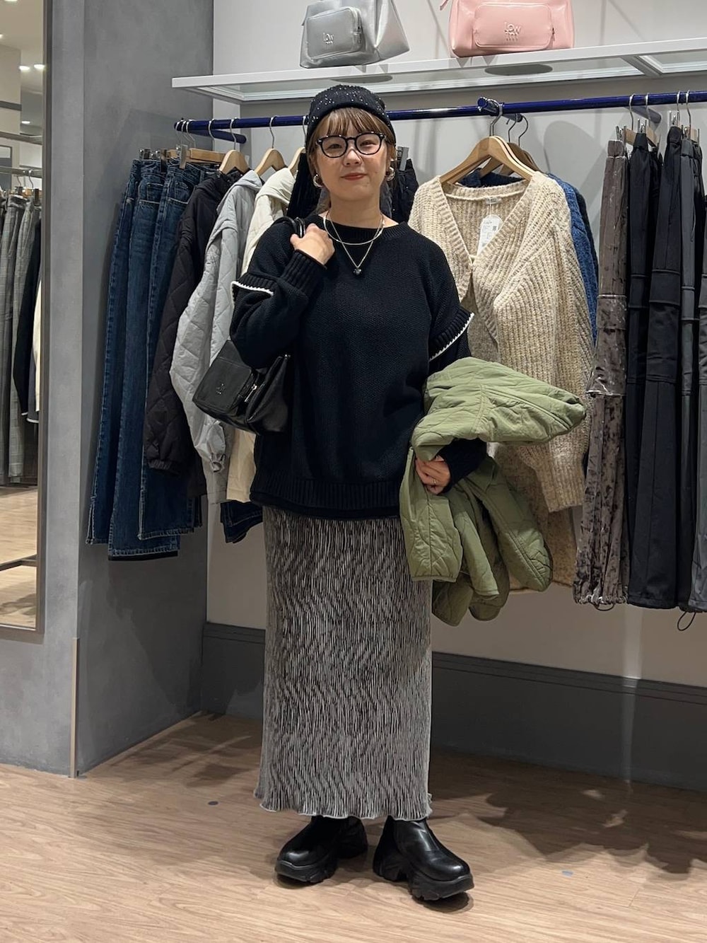 「大人女子カジュアル_LOWRYS FARM、シンプルネイル、シンプルコーデ、大人カジュアル、体型カバー、着痩せ・細見え、カジュアル、ママコーデ」|「LOWRYS FARMのキルティングブルゾン 116441(ブルゾン、グリーン系)」を使った、m.pocさん(レディース・160cm)の秋コーディネートの6枚目の写真