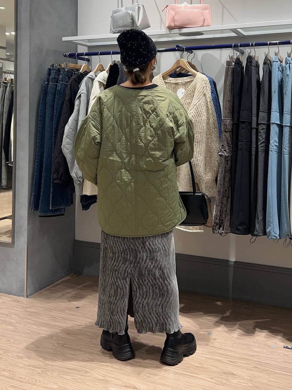 「大人女子カジュアル_LOWRYS FARM、シンプルネイル、シンプルコーデ、大人カジュアル、体型カバー、着痩せ・細見え、カジュアル、ママコーデ」|「LOWRYS FARMのキルティングブルゾン 116441(ブルゾン、グリーン系)」を使った、m.pocさん(レディース・160cm)の秋コーディネートの3枚目の写真