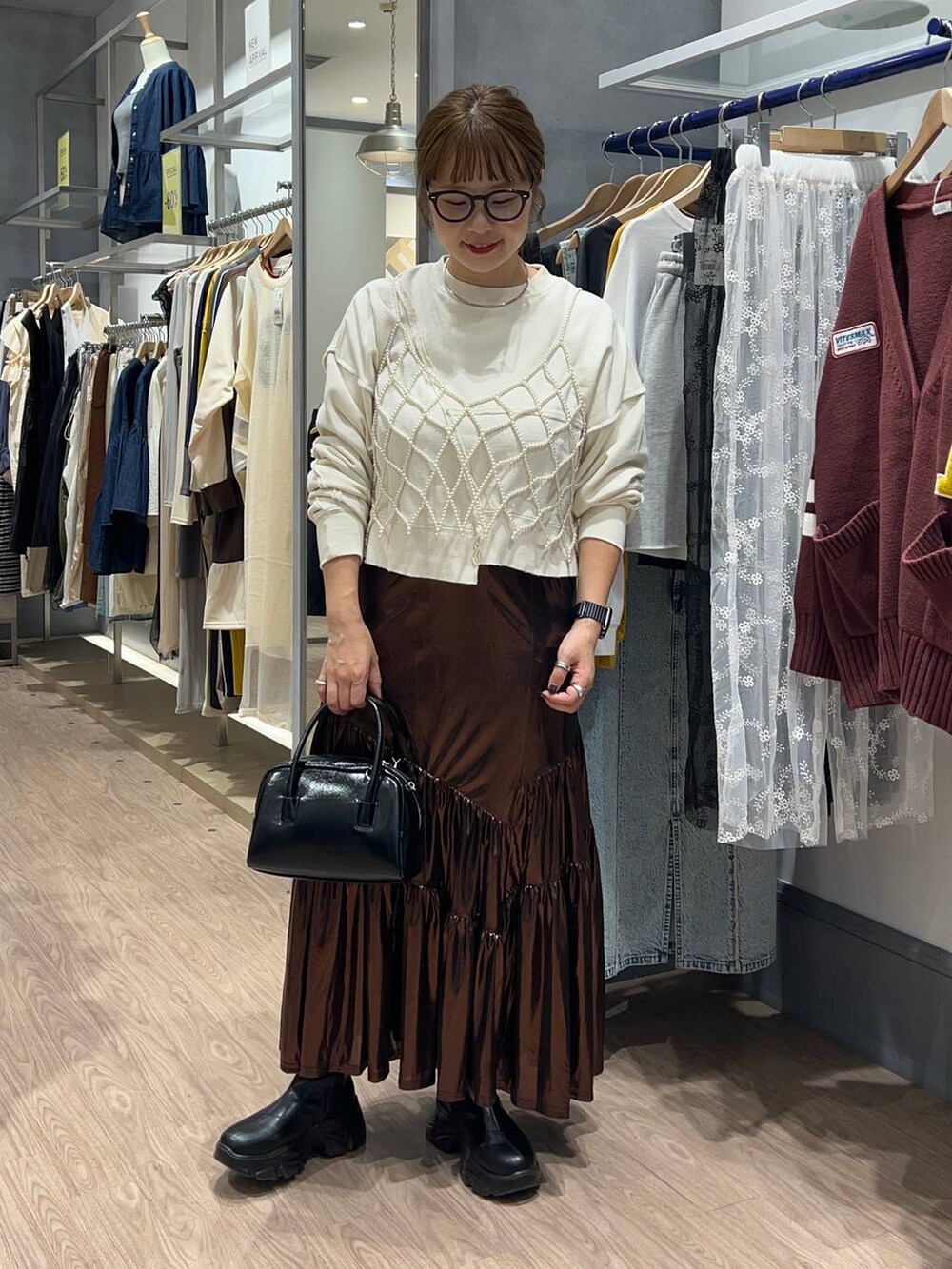 「体型カバー、着痩せ・細見え、カジュアル、ママコーデ、大人女子カジュアル_LOWRYS FARM、シンプルネイル、シンプルコーデ、大人カジュアル」|「LOWRYS FARMのビーズロングビスチェ 121479(ベスト、ホワイト系)」を使った、m.pocさん(レディース・160cm)の秋コーディネートの2枚目の写真