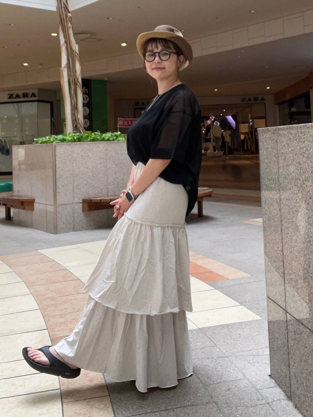 「大人カジュアル、体型カバー、着痩せ・細見え、カジュアル、ママコーデ、大人女子カジュアル_LOWRYS FARM、シンプルネイル、シンプルコーデ」｜「LOWRYS FARMのシアーニットＰＯＳＳ 128812（Tシャツ/カットソー、ブラック系）」を使った、m.pocさん（レディース・160cm）の夏コーディネートの2枚目の写真