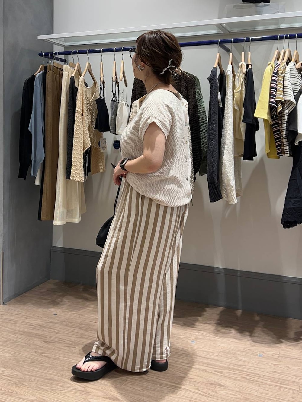 「体型カバー、着痩せ・細見え、カジュアル、ママコーデ、大人女子カジュアル_LOWRYS FARM、シンプルネイル、シンプルコーデ、大人カジュアル」｜「LOWRYS FARMのステンレスフープチョーカー 127295（チョーカー、シルバー系）」を使った、m.pocさん（レディース・160cm）の春コーディネートの4枚目の写真