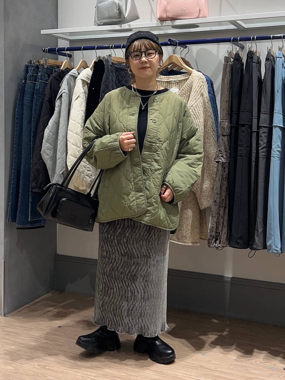 「大人女子カジュアル_LOWRYS FARM、シンプルネイル、シンプルコーデ、大人カジュアル、体型カバー、着痩せ・細見え、カジュアル、ママコーデ」|「LOWRYS FARMのキルティングブルゾン 116441(ブルゾン、グリーン系)」を使った、m.pocさん(レディース・160cm)の秋コーディネートの5枚目の写真