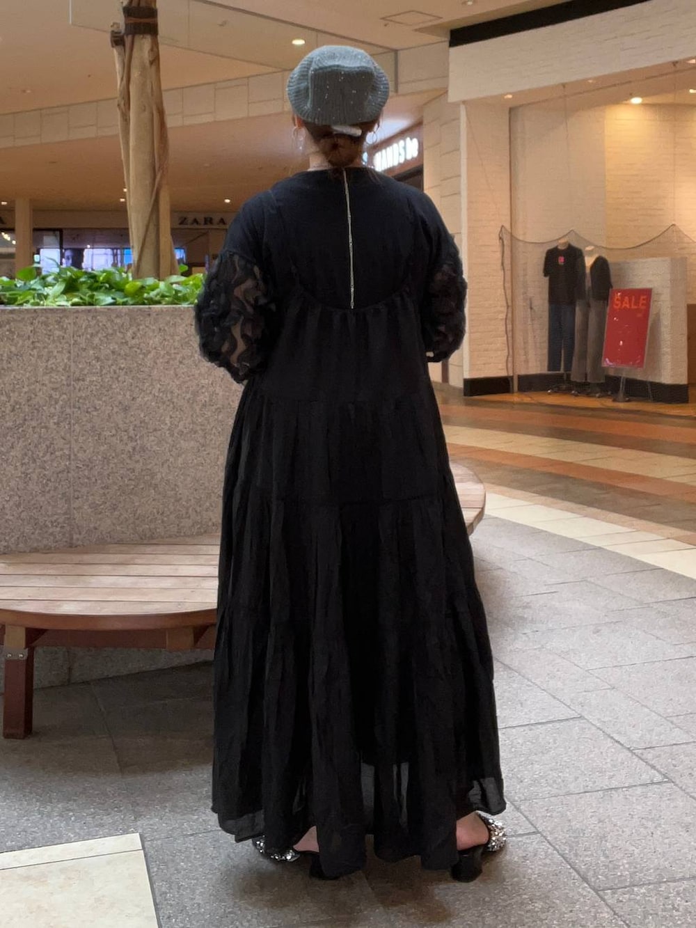 シルバー系のサンダル、ブラック系のワンピース、ブラック系のTシャツ/カットソーを着用したレディースの夏コーディネートの3枚目の写真