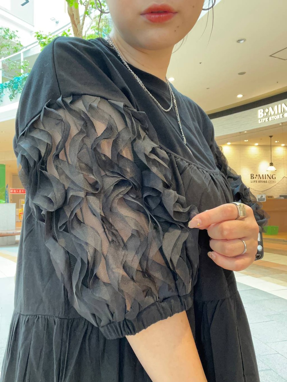 シルバー系のサンダル、ブラック系のワンピース、ブラック系のTシャツ/カットソーを着用したレディースの夏コーディネートの6枚目の写真