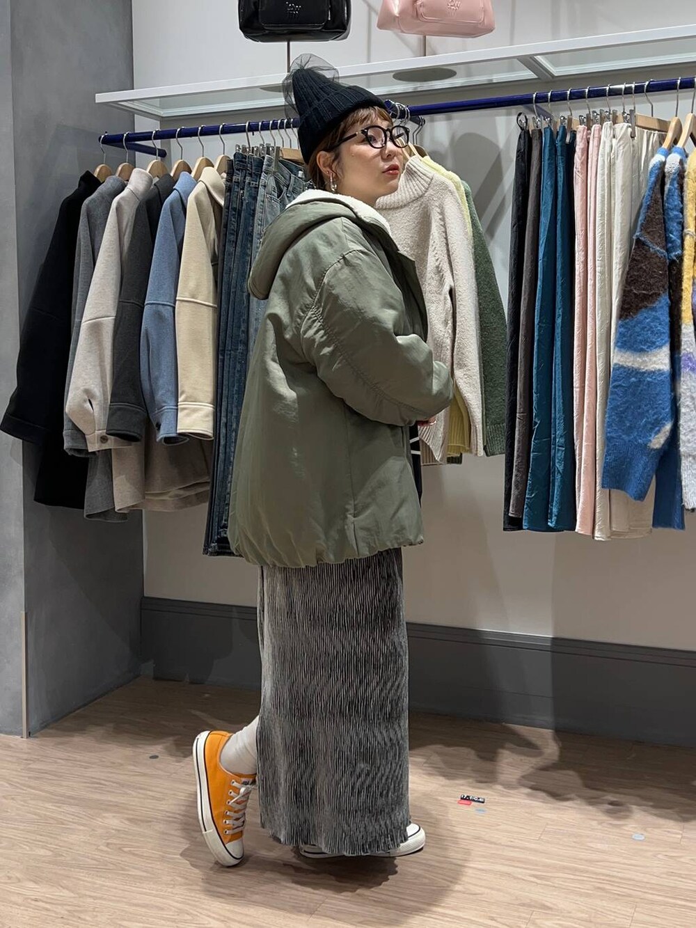 「体型カバー、着痩せ・細見え、カジュアル、ママコーデ、大人女子カジュアル_LOWRYS FARM、シンプルネイル、シンプルコーデ、大人カジュアル」｜「LOWRYS FARMのＢＩＧエリフライトブルゾン　133587（ブルゾン、グリーン系）」を使った、m.pocさん（レディース・160cm）の冬コーディネートの3枚目の写真