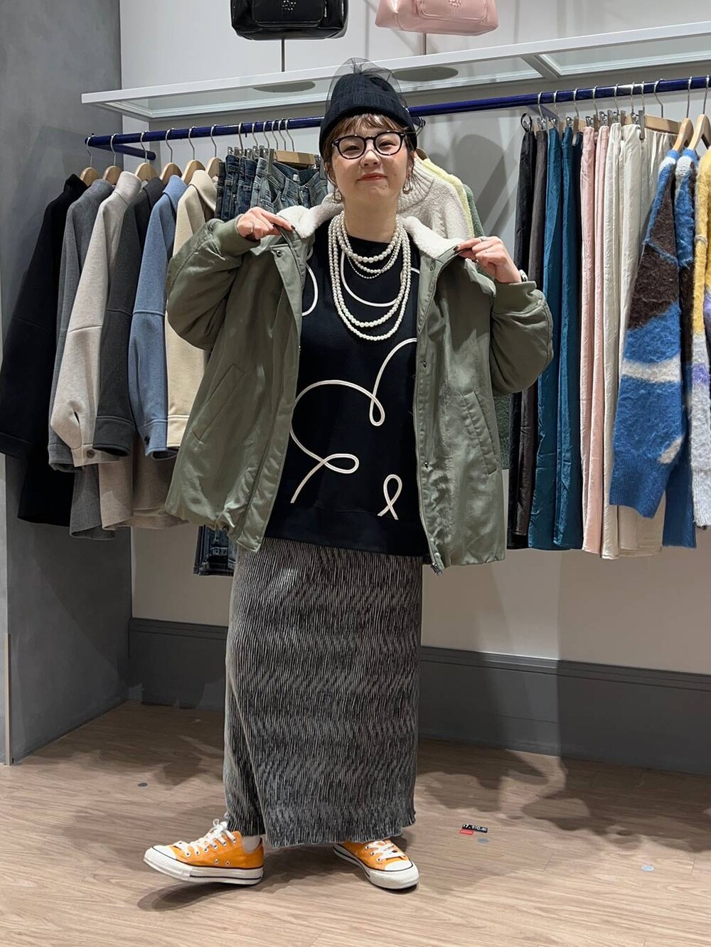 「体型カバー、着痩せ・細見え、カジュアル、ママコーデ、大人女子カジュアル_LOWRYS FARM、シンプルネイル、シンプルコーデ、大人カジュアル」｜「LOWRYS FARMのＢＩＧエリフライトブルゾン　133587（ブルゾン、グリーン系）」を使った、m.pocさん（レディース・160cm）の冬コーディネートの2枚目の写真