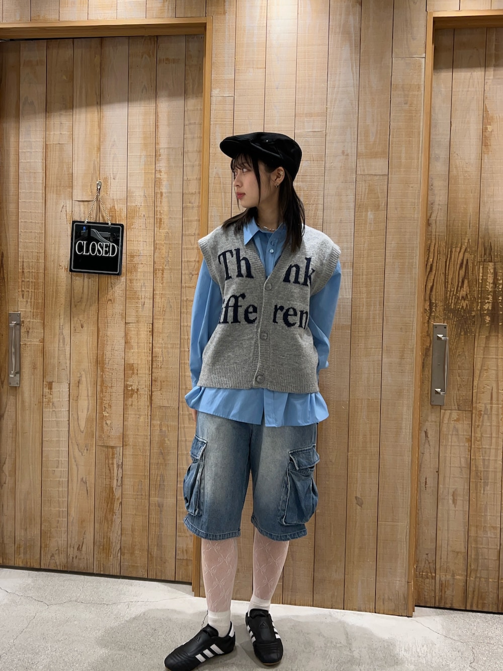 グレー系のベスト、ブルー系のシャツ/ブラウス、ブルー系のカーゴパンツを着用したレディースの春コーディネートの2枚目の写真