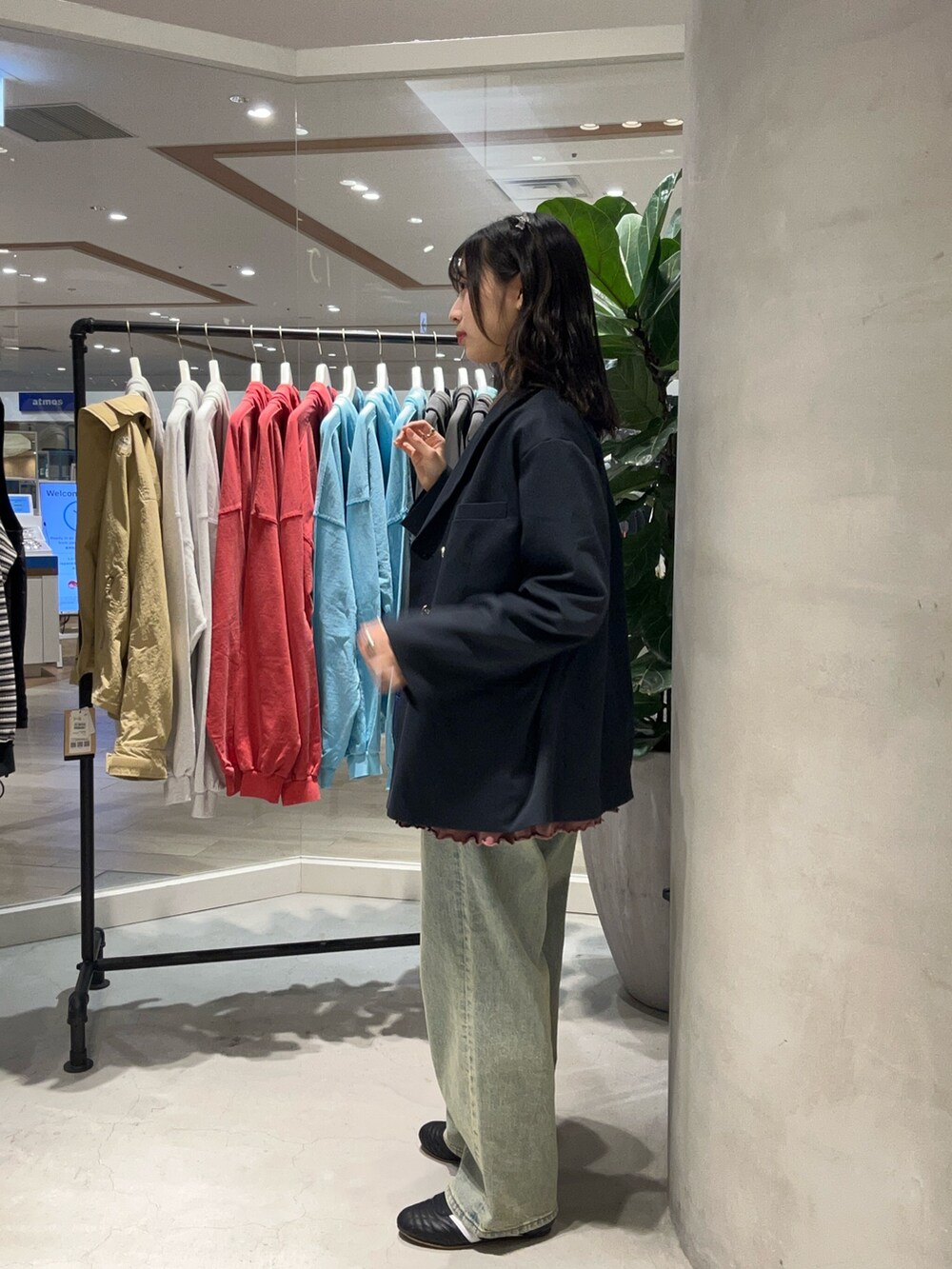 ブルー系のテーラードジャケット、ピンク系のスカート、ブルー系のデニムパンツを着用したレディースの春コーディネートの2枚目の写真