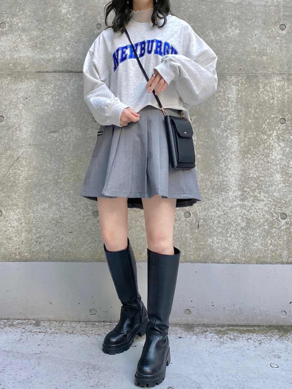 ホワイト系のTシャツ/カットソー、ベージュ系のTシャツ/カットソー、ブラック系のトートバッグを着用したレディースの冬コーディネートの3枚目の写真