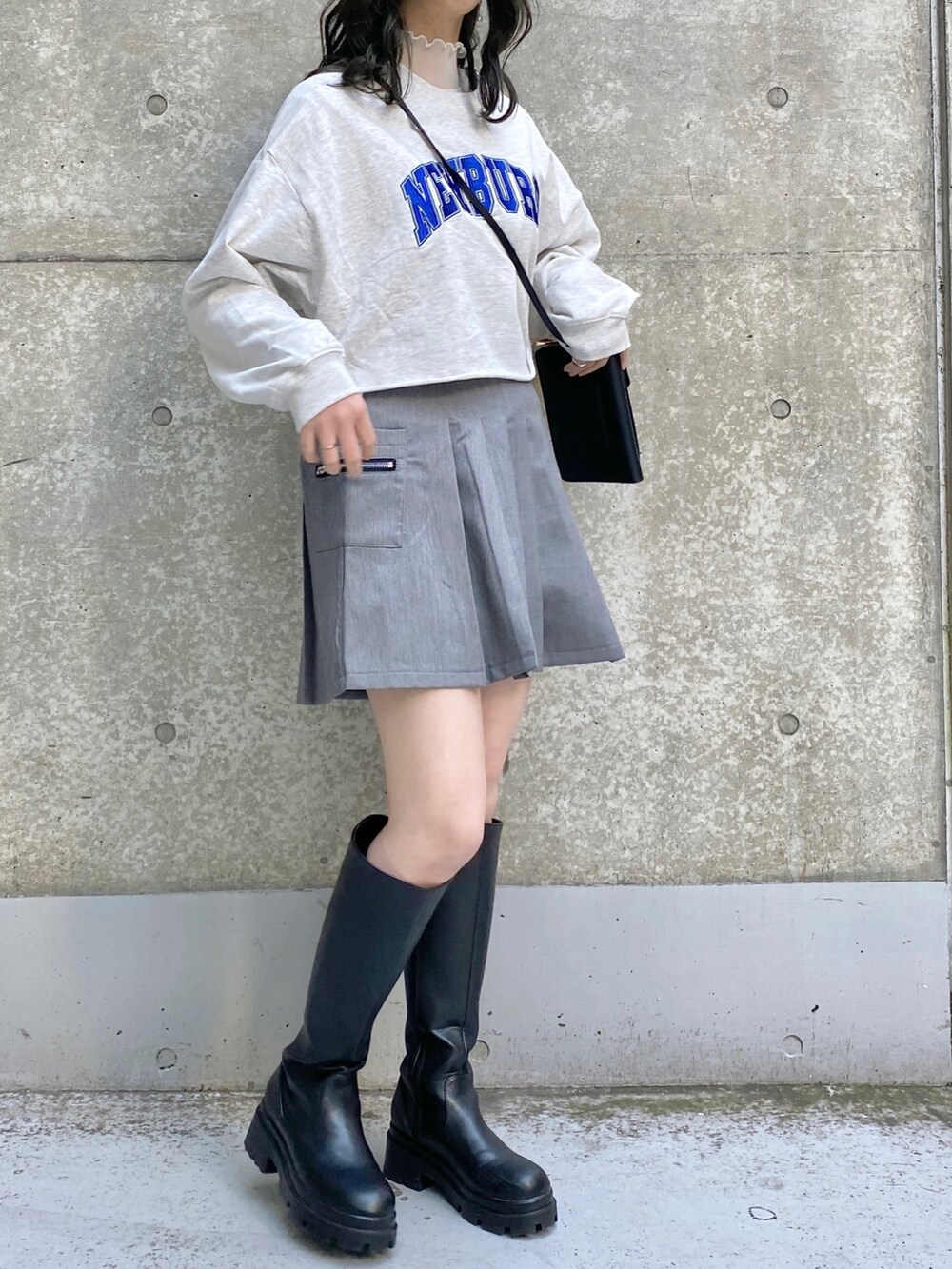 ホワイト系のTシャツ/カットソー、ベージュ系のTシャツ/カットソー、ブラック系のトートバッグを着用したレディースの冬コーディネートの5枚目の写真