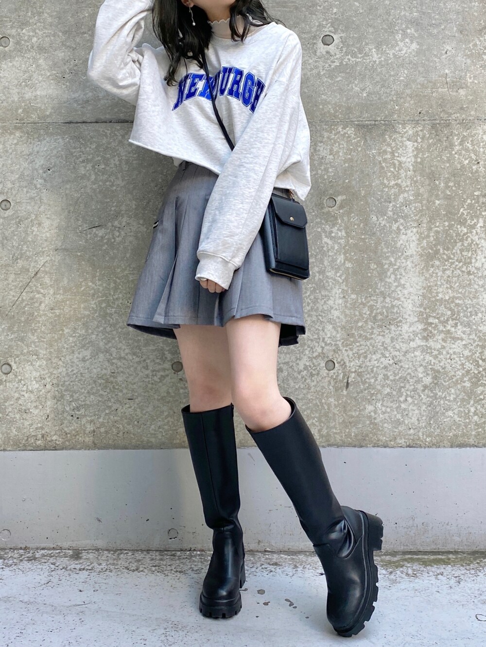 ホワイト系のTシャツ/カットソー、ベージュ系のTシャツ/カットソー、ブラック系のトートバッグを着用したレディースの冬コーディネートの4枚目の写真