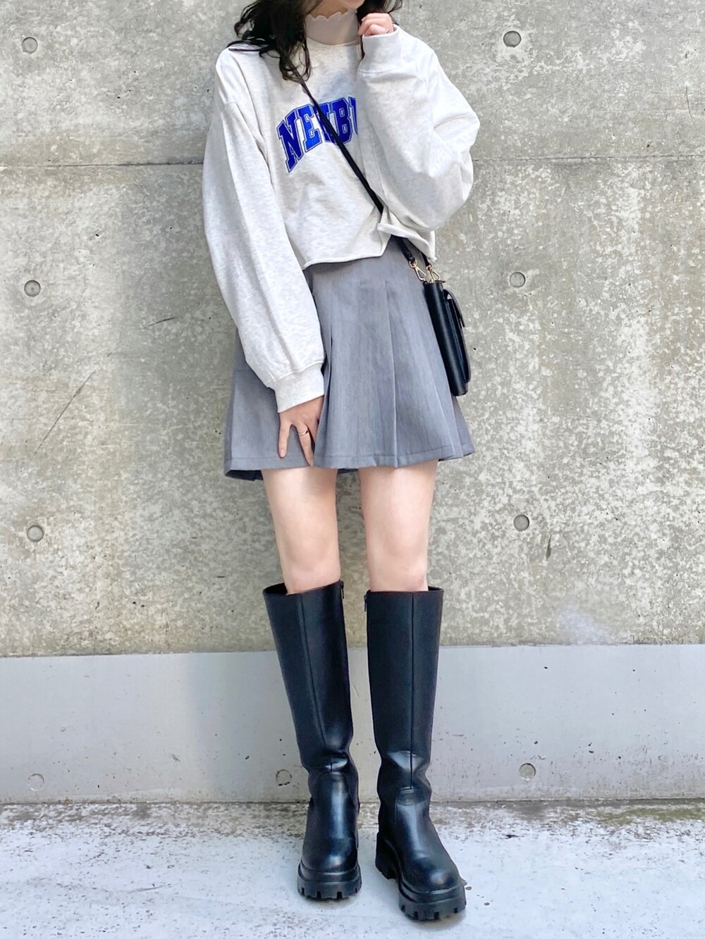 ホワイト系のTシャツ/カットソー、ベージュ系のTシャツ/カットソー、ブラック系のトートバッグを着用したレディースの冬コーディネートの2枚目の写真