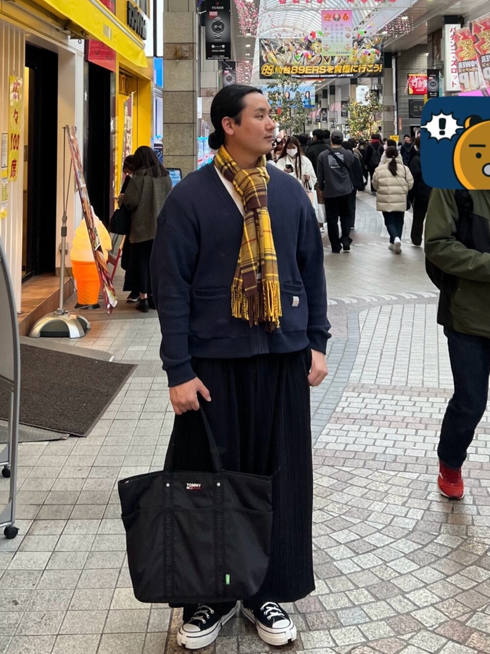 「カジュアルコーデ、お出かけコーデ、大人コーデ、マフラー、リラックススタイル、お洒落さんとつながりたい、秋冬コーデ、秋コーデ、秋のコーデ、冬コーデ、カーディガン、ワイドパンツ、今日のコーデ、カジュアル、春コーデ」｜「WHO'S WHO galleryの【KOOKY'N/クーキー】 ワッフルジップカーディガン（カーディガン/ボレロ、ブルー系）」を使った、Hung’s’tyleさん（メンズ・180cm）の冬コーディネートの4枚目の写真