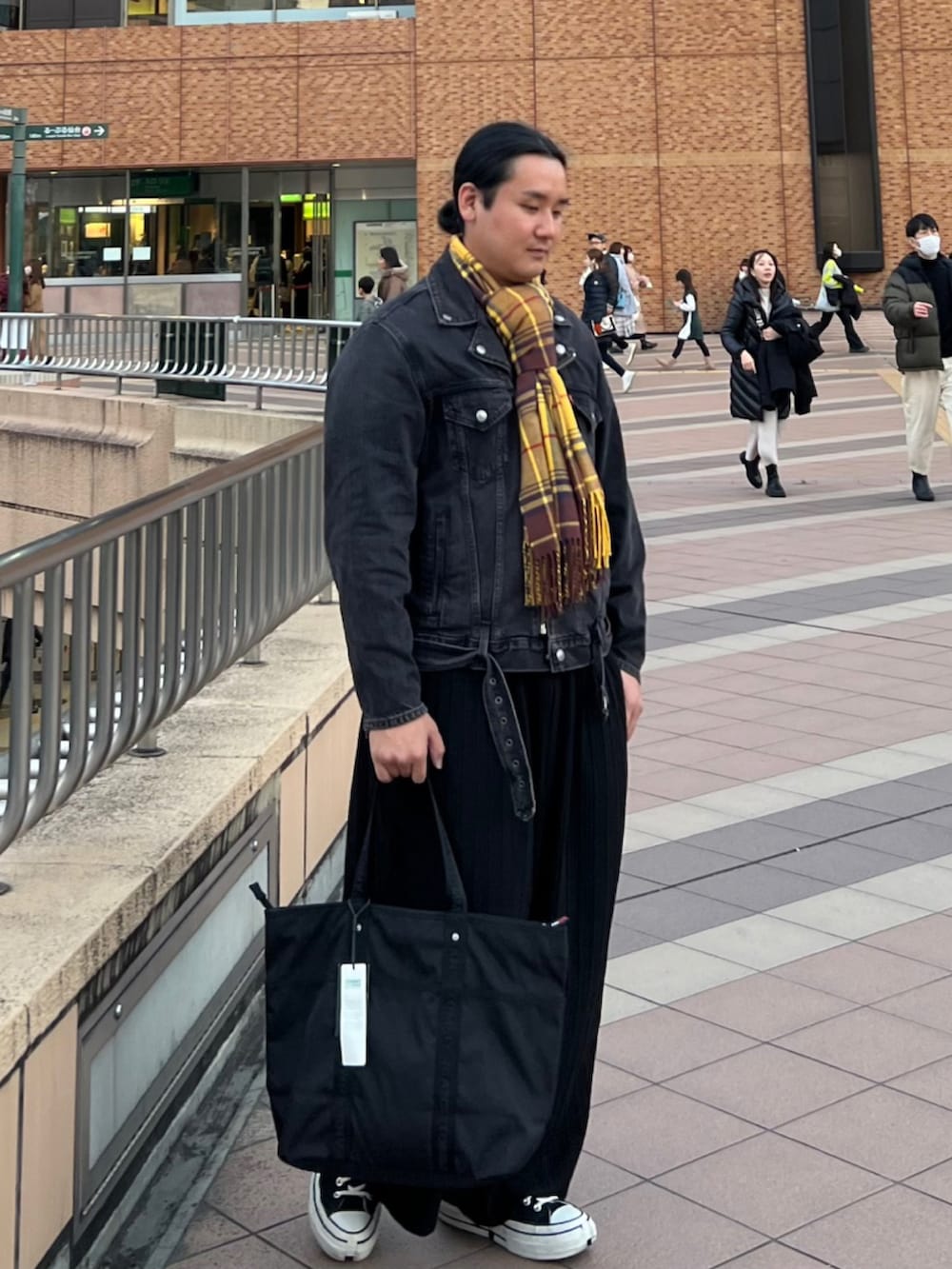 「お出かけコーデ、冬アウター、シンプル、休日コーデ、お洒落さんとつながりたい、おでかけコーデ、ポイントカラー、ブラック、秋コーデ、マフラーぐるぐる、オーバーサイズ、ジャケット、オトナカジュアル、着回しコーデ、黒」｜「estaaのアイテム（マフラー、その他）」を使った、Hung’s’tyleさん（メンズ・180cm）の冬コーディネートの2枚目の写真