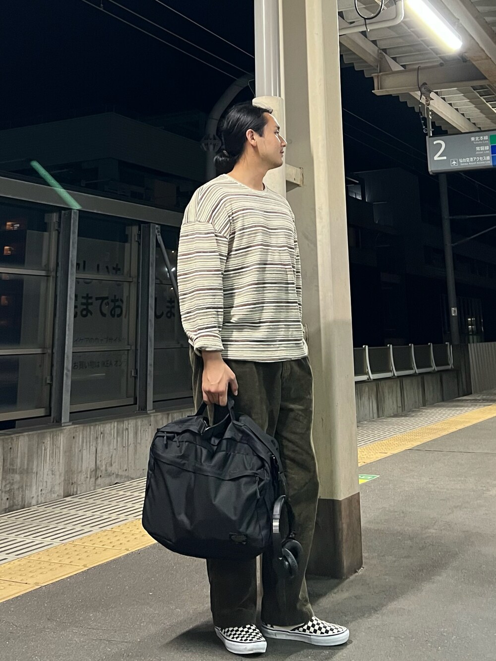 その他のTシャツ/カットソー、ブラック系のバッグ、グリーン系のその他パンツを着用したメンズの秋コーディネートの2枚目の写真