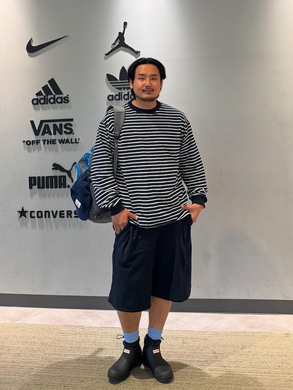 ブルー系のTシャツ/カットソー、ブルー系のその他パンツ、ブラック系のレインシューズを着用したメンズの夏コーディネートの3枚目の写真