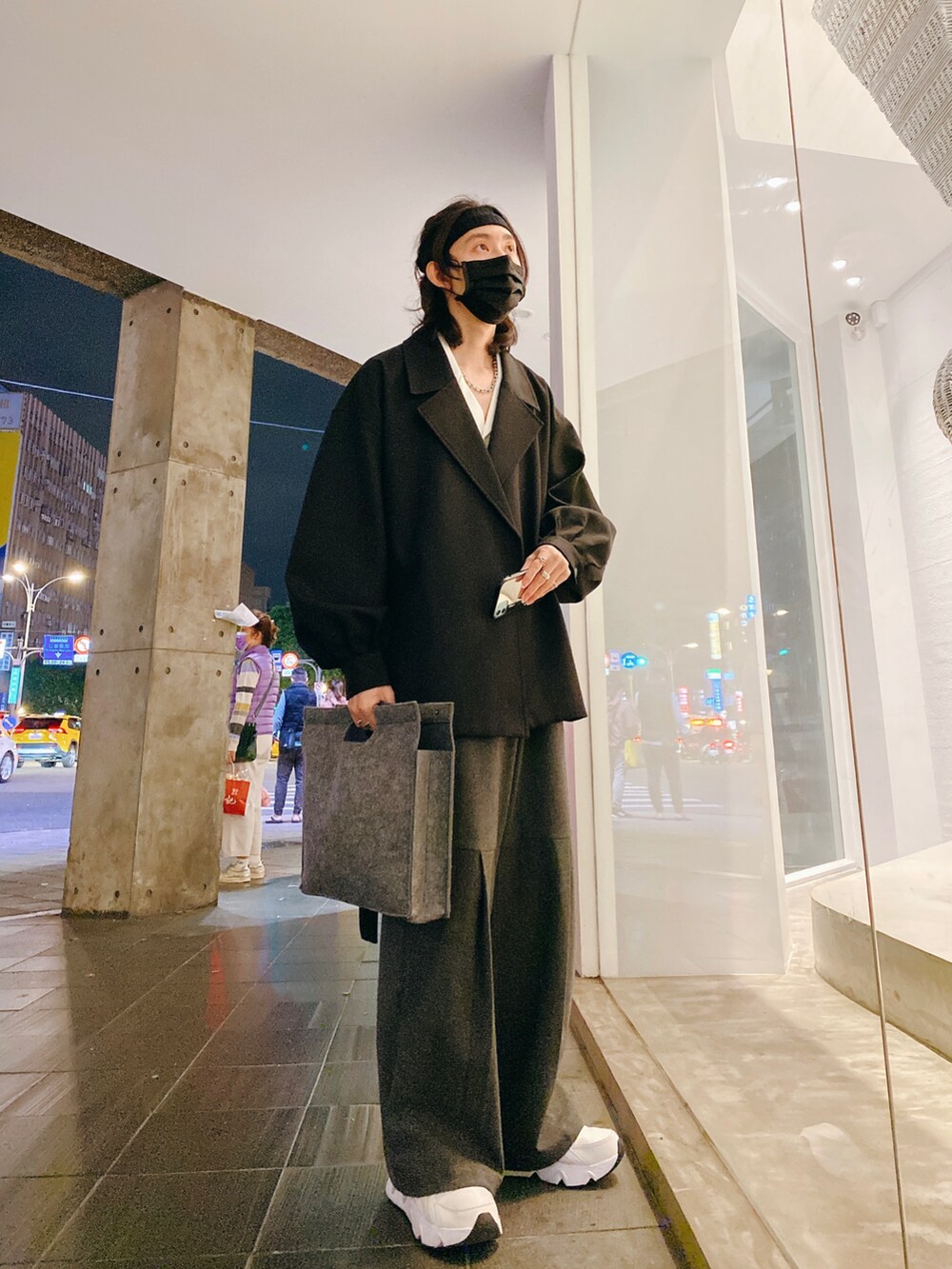 「black、black and white、韓系、ootd、ootdtw、コーディネート、お洒落さんとつながりたい、おしゃれ、黑白搭配、oversize、日系極簡、寬鬆、日系极简、ootdfashion、offshoulder」｜「NIKEのアイテム（スニーカー、ベージュ系）」を使った、StakyRedさん（メンズ・170cm）の春コーディネートの3枚目の写真