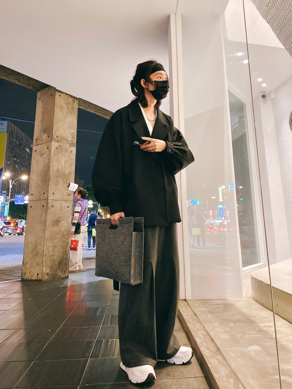 「black、black and white、韓系、ootd、ootdtw、コーディネート、お洒落さんとつながりたい、おしゃれ、黑白搭配、oversize、日系極簡、寬鬆、日系极简、ootdfashion、offshoulder」｜「NIKEのアイテム（スニーカー、ベージュ系）」を使った、StakyRedさん（メンズ・170cm）の春コーディネートの2枚目の写真