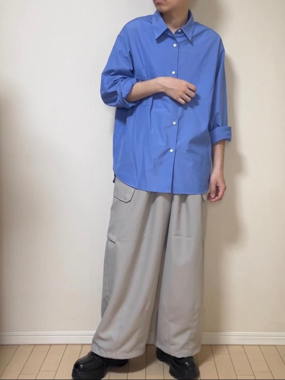 ホワイト系のTシャツ/カットソー、ブルー系のシャツ/ブラウス、グレー系のカーゴパンツを着用したメンズの春コーディネートの2枚目の写真