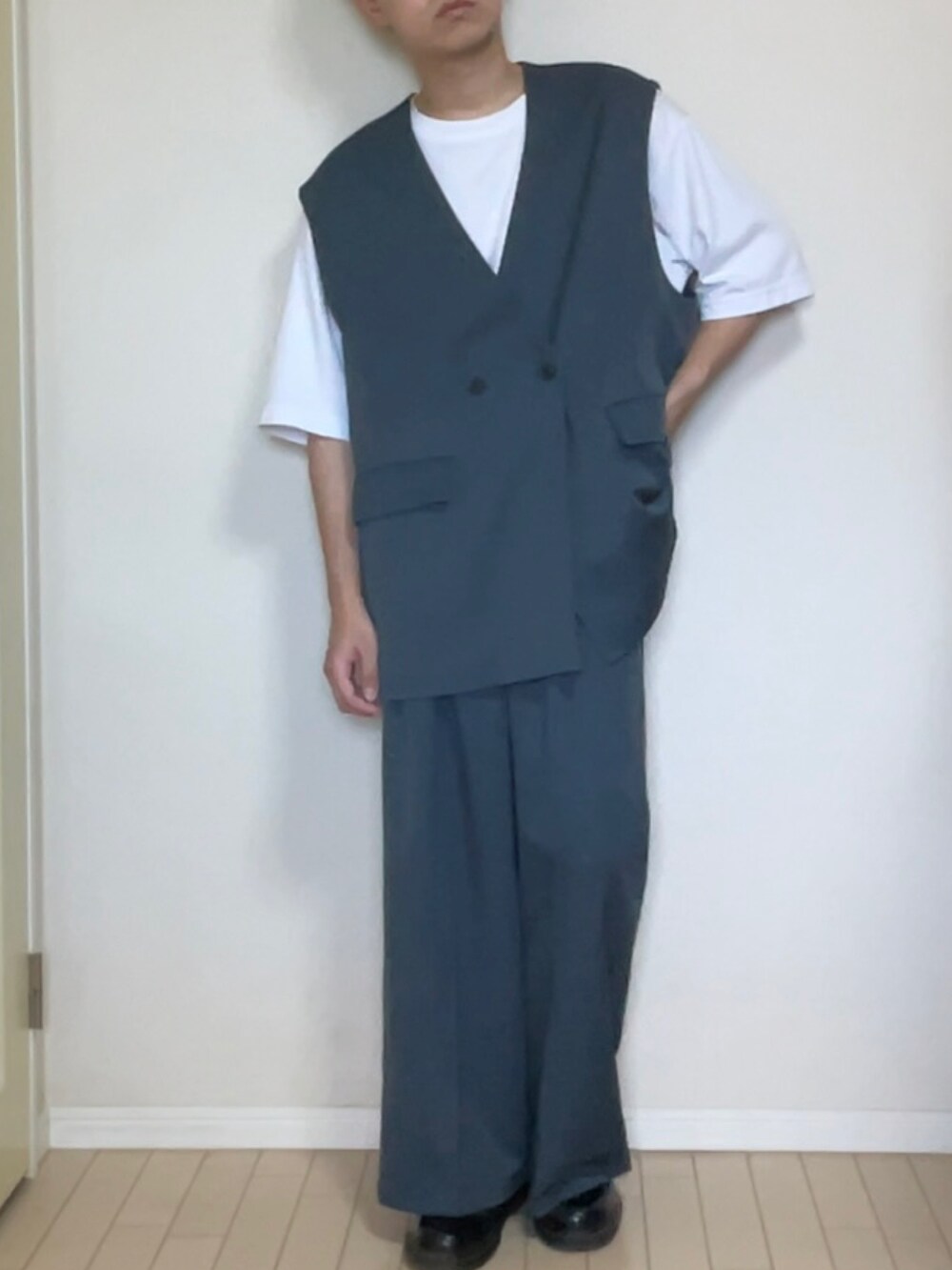 ブルー系のベスト、ブルー系のスラックス、ホワイト系のTシャツ/カットソーを着用したメンズの夏コーディネートの2枚目の写真