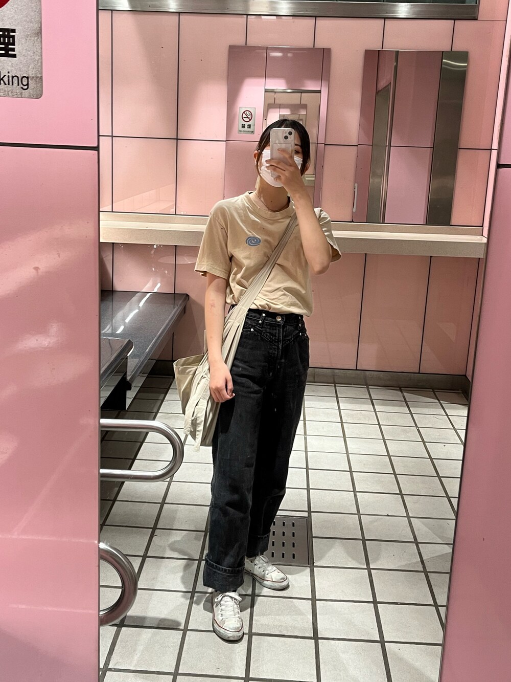 「古着のアイテム（Tシャツ/カットソー、ベージュ系）」を使った、Sharonさん（レディース・162cm）の春コーディネートの2枚目の写真