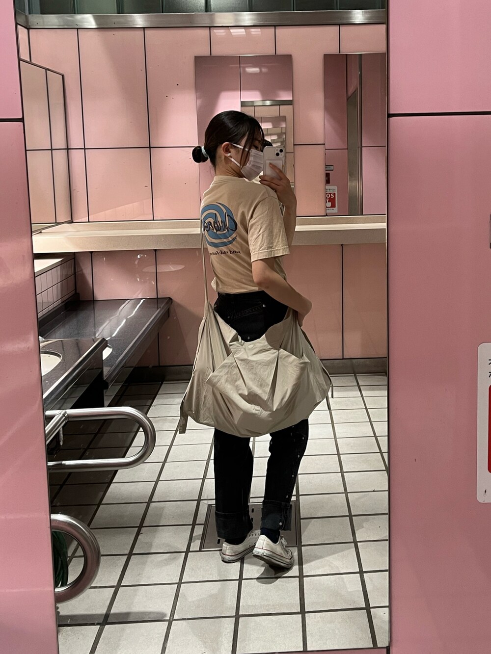 「古着のアイテム（Tシャツ/カットソー、ベージュ系）」を使った、Sharonさん（レディース・162cm）の春コーディネートの3枚目の写真