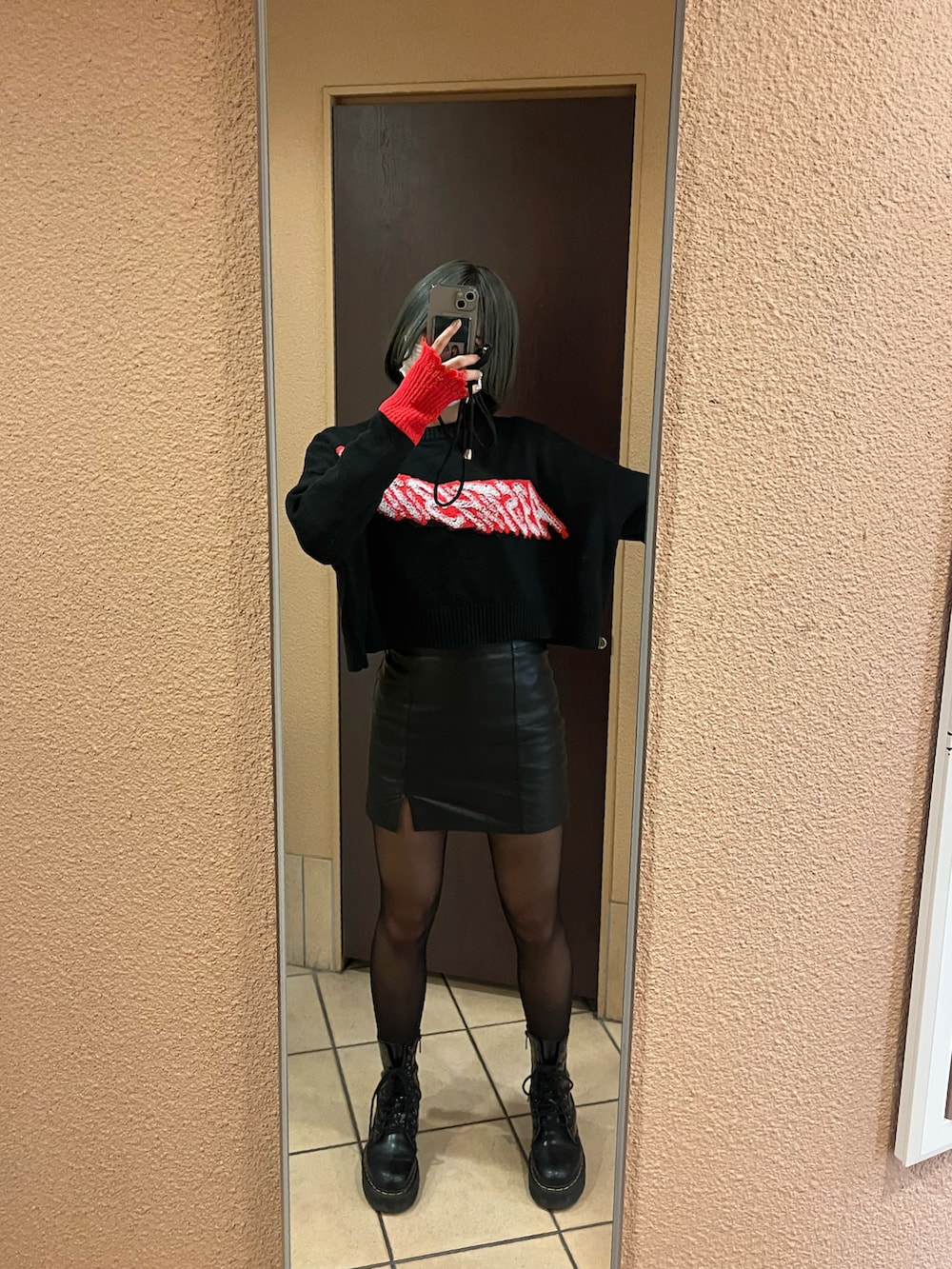 「FOREVER 21のアイテム（スカート、ブラック系）」を使った、Sharonさん（レディース・162cm）の冬コーディネートの2枚目の写真