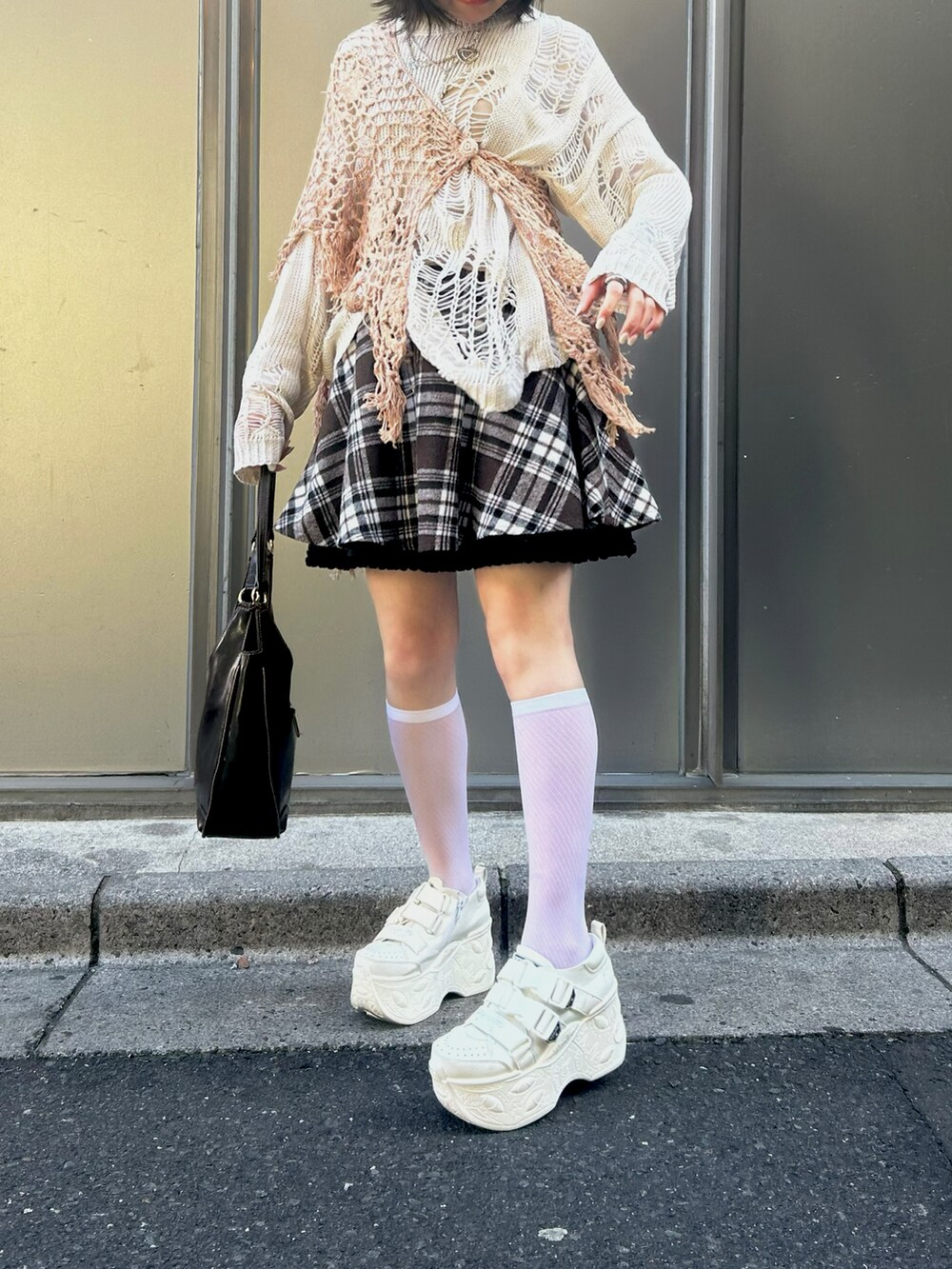 「ダメージニット、レイヤードスタイル、グランジ、古着MIX、古着コーデ、ミニスカート」｜「jiasecond.の【jiasecond.】ダメージニットプルオーバー / オーバーサイズ メッシュ ローゲージ ブラック アイボリー ZOZOTOWN限定（ニット/セーター、ホワイト系）」を使った、nozomiさん（レディース・155cm）の春コーディネートの2枚目の写真