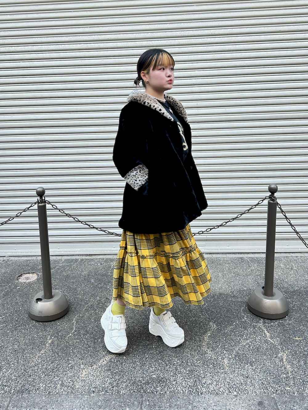 「古着MIX、古着コーデ、ファーコート、チェックスカート、お出かけコーデ」｜「AS KNOW AS PINKYのダンドールでフリっとSK【スカート】（スカート、イエロー系）」を使った、nozomiさん（レディース・155cm）の冬コーディネートの2枚目の写真