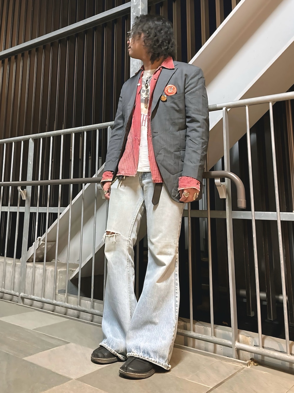 レッド系のシャツ/ブラウス、ホワイト系のTシャツ/カットソー、グレー系のテーラードジャケットを着用したメンズの冬コーディネートの2枚目の写真