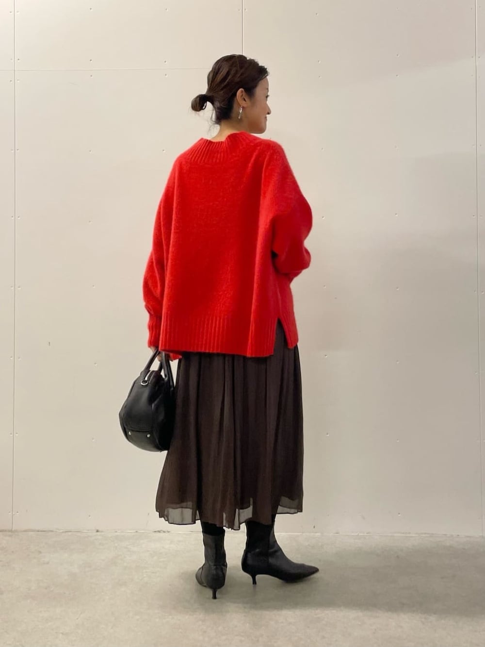 「ニット、ニットコーデ、赤ニット、赤、ブラウンコーデ、ブラウン、パンツ、パンツスタイル、パンツコーデ、秋冬コーデ、秋服準備はじめました、秋のコーデ、カラーコーデ、カラーニット、大人かわいい」｜「BEARDSLEYのFOXウールボトルネックニット（ニット/セーター、レッド系）」を使った、dazaiさん（骨格ウェーブ・レディース・166cm）の秋コーディネートの3枚目の写真