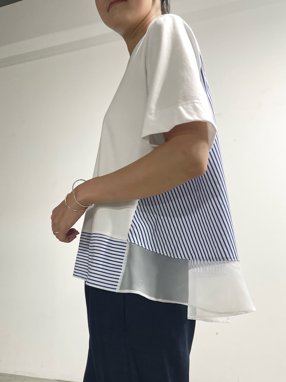 ホワイト系のTシャツ/カットソー、ブルー系のその他パンツ、ホワイト系のトートバッグを着用したレディースの夏コーディネートの4枚目の写真