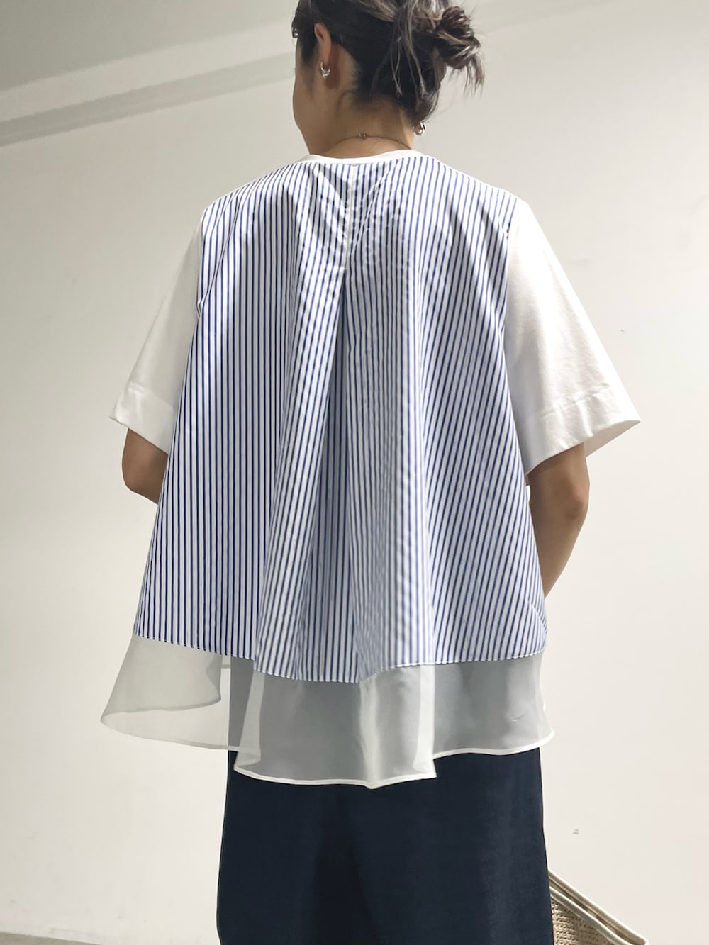 ホワイト系のTシャツ/カットソー、ブルー系のその他パンツ、ホワイト系のトートバッグを着用したレディースの夏コーディネートの5枚目の写真