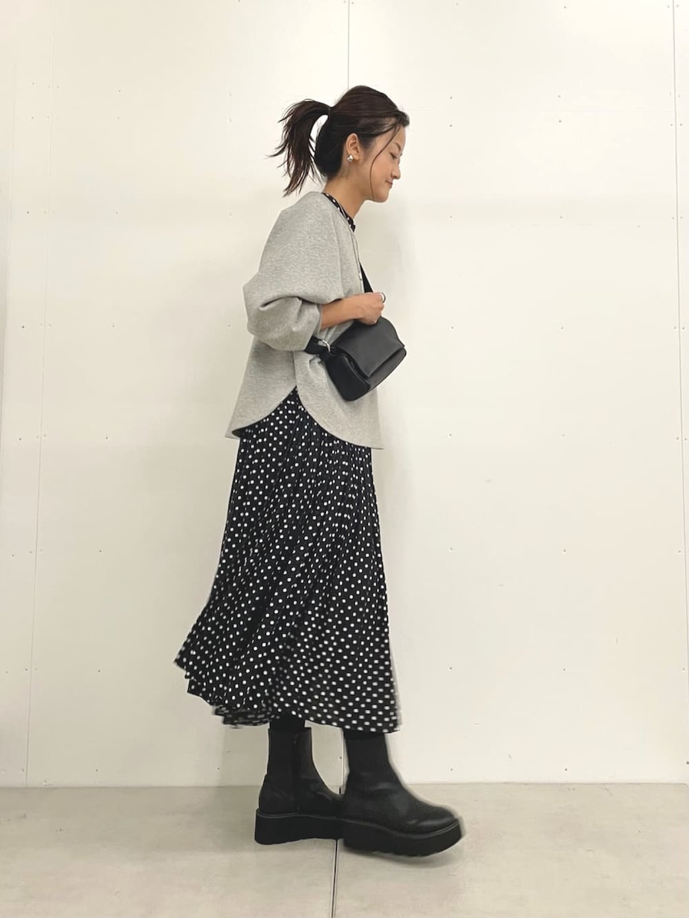 グレー系のTシャツ/カットソー、ブラック系のショルダーバッグ、ブラック系のワンピースを着用したレディースの秋コーディネートの2枚目の写真