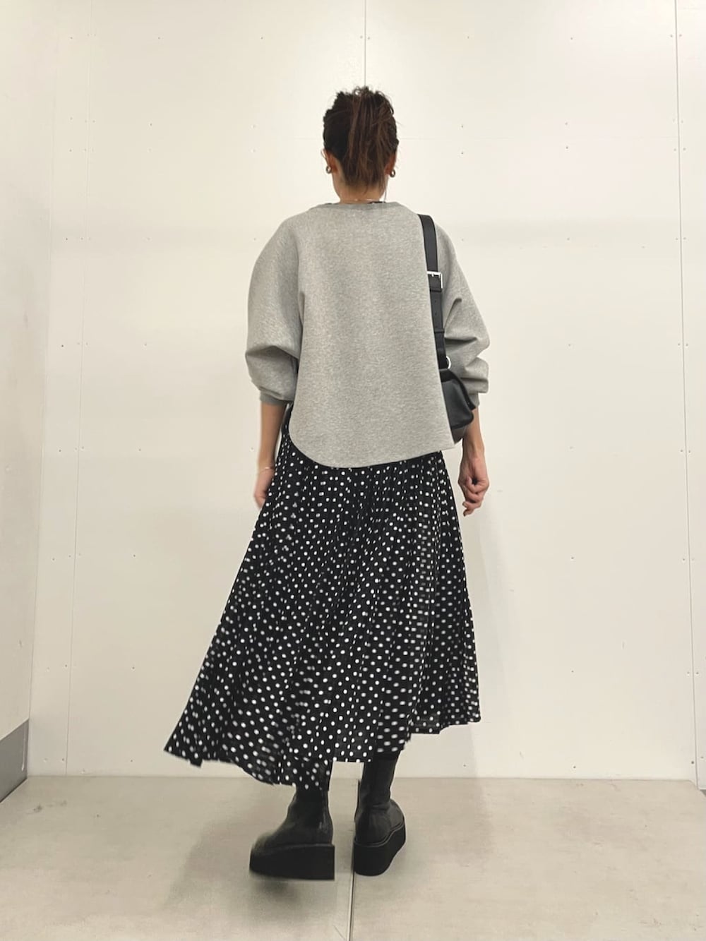 グレー系のTシャツ/カットソー、ブラック系のショルダーバッグ、ブラック系のワンピースを着用したレディースの秋コーディネートの3枚目の写真