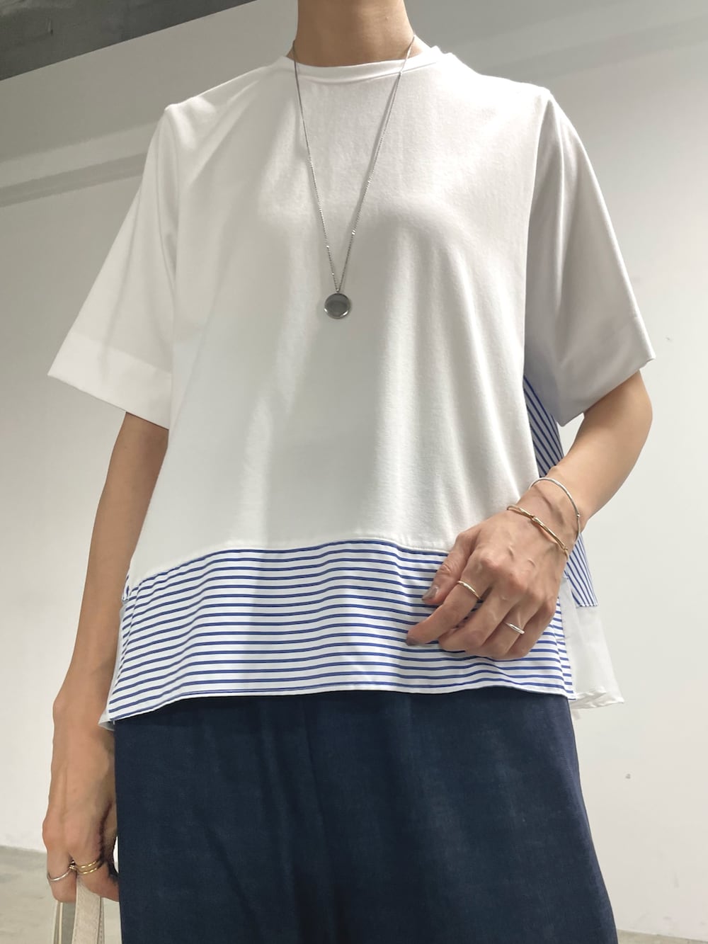 ホワイト系のTシャツ/カットソー、ブルー系のその他パンツ、ホワイト系のトートバッグを着用したレディースの夏コーディネートの3枚目の写真