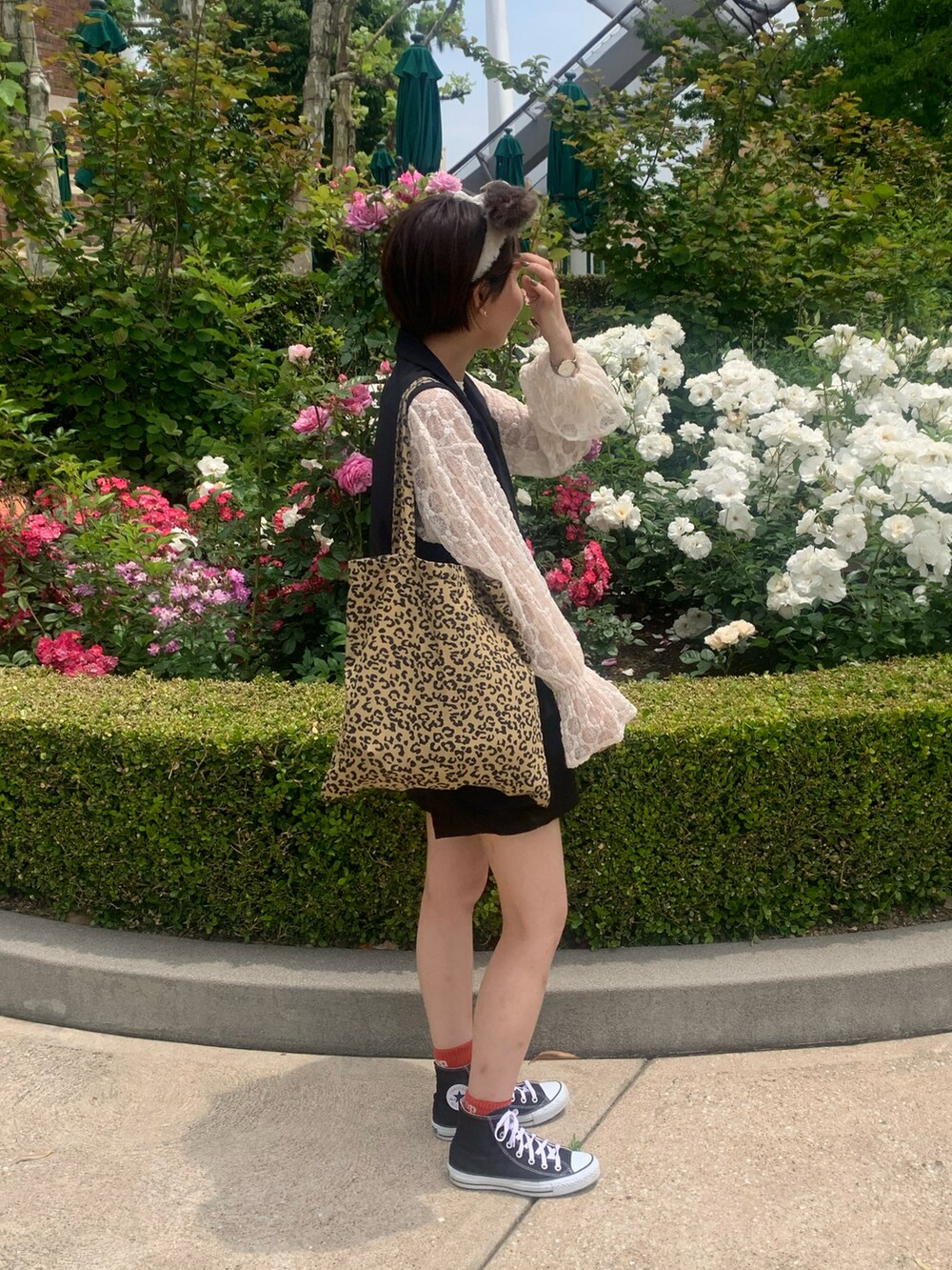 ホワイト系のTシャツ/カットソー、ブラック系のベスト、ブラック系のその他パンツを着用したレディースの夏コーディネートの2枚目の写真