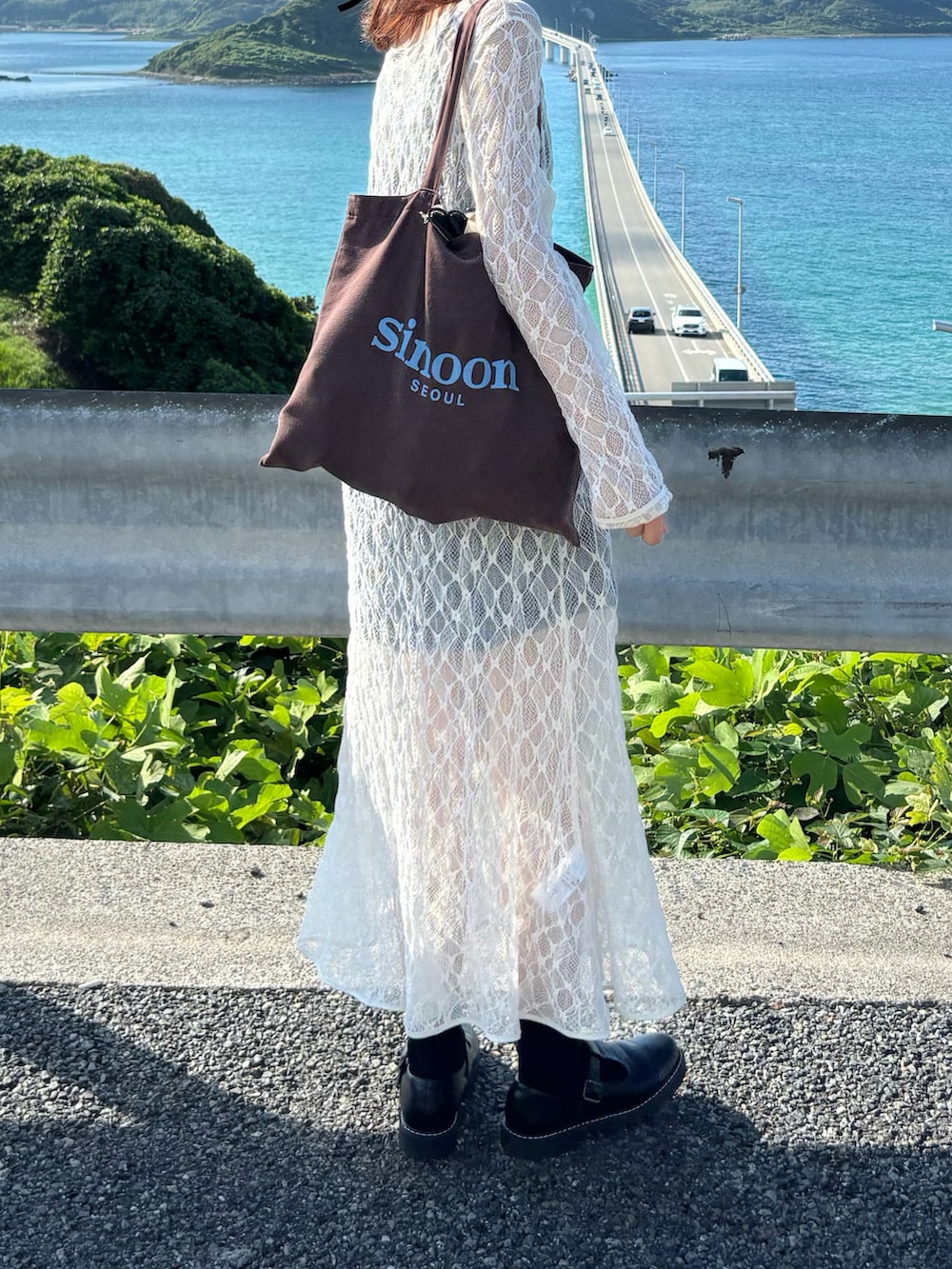 ブラック系のその他パンツ、ホワイト系のワンピース、ブラック系のその他シューズを着用したレディースの秋コーディネートの2枚目の写真