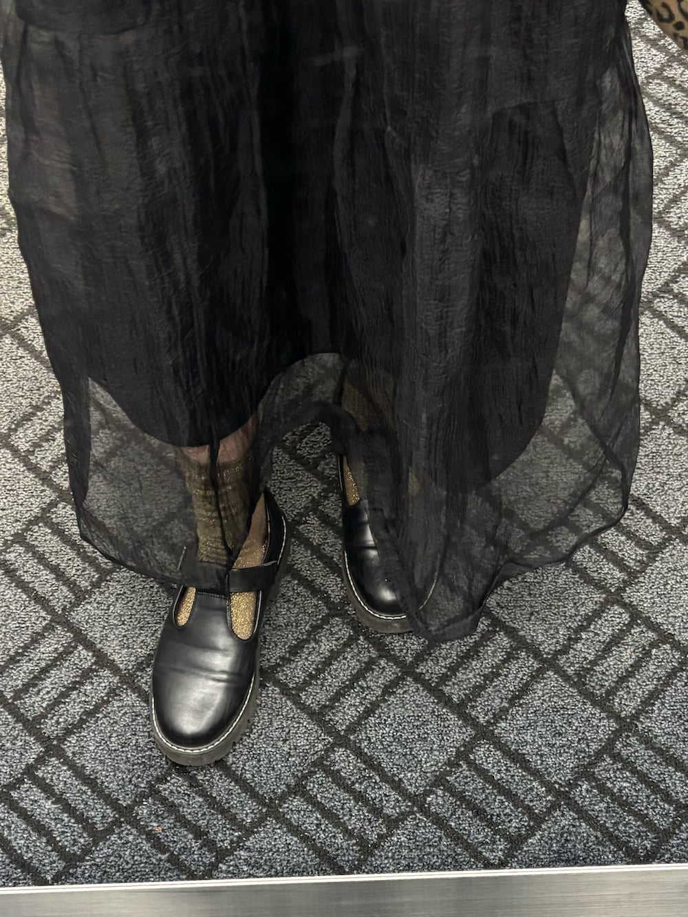 グレー系のスウェット、ブルー系のデニムジャケット、ブラック系のスカートを着用したレディースの春コーディネートの2枚目の写真