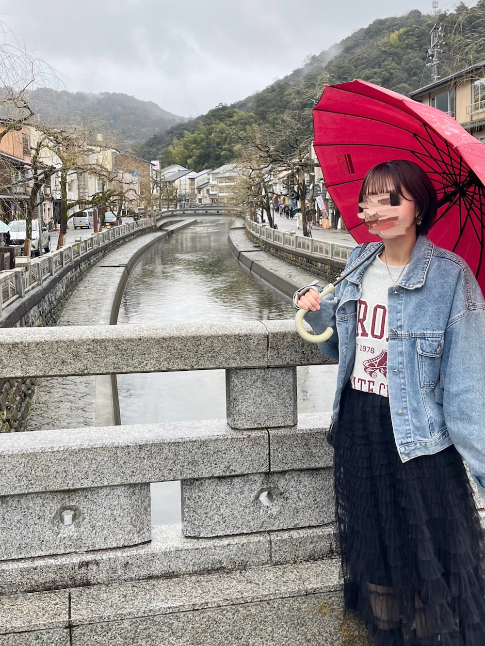 ブルー系のデニムジャケット、グレー系のスウェット、ブラック系のスカートを着用したレディースの冬コーディネートの2枚目の写真